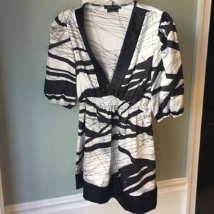 BCBG v-neck 3/4 length sleeve top in GC